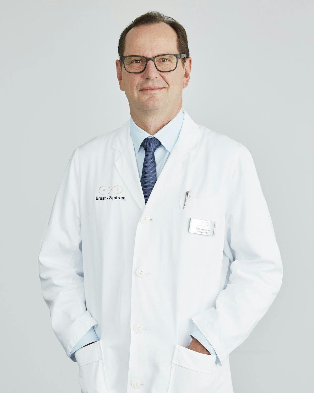 PD Dr. med. Christoph Tausch ist Direktor des Brust-Zentrums Zürich und auf die professionelle Abklärung und Behandlung von Brustkrebspatientinnen spezialisiert.