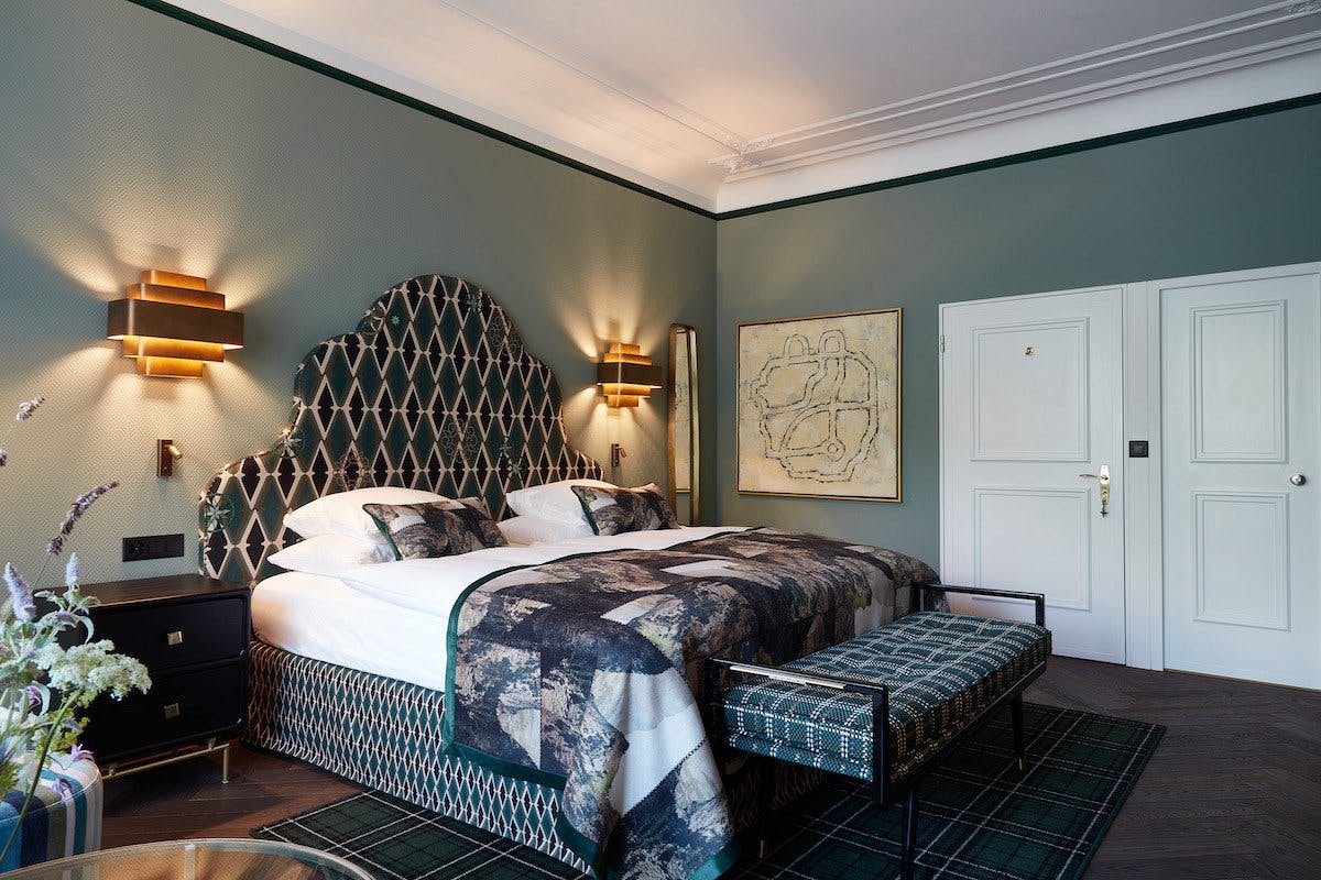 Natürlich sind auch ein Apéro in der Hotelbar sowie ein Dinner im Jugendstilsaal inbegriffen.