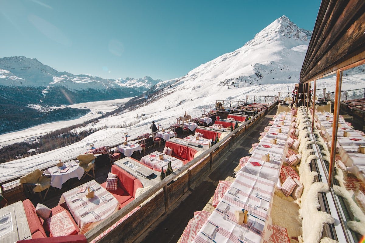Geniesse ein gemeinsames Mittagessen mit Claudio Zuccolini im «el paradiso Mountain Club» inklusive hochalpiner Bergkulisse des wohl schönsten Sonnenp...