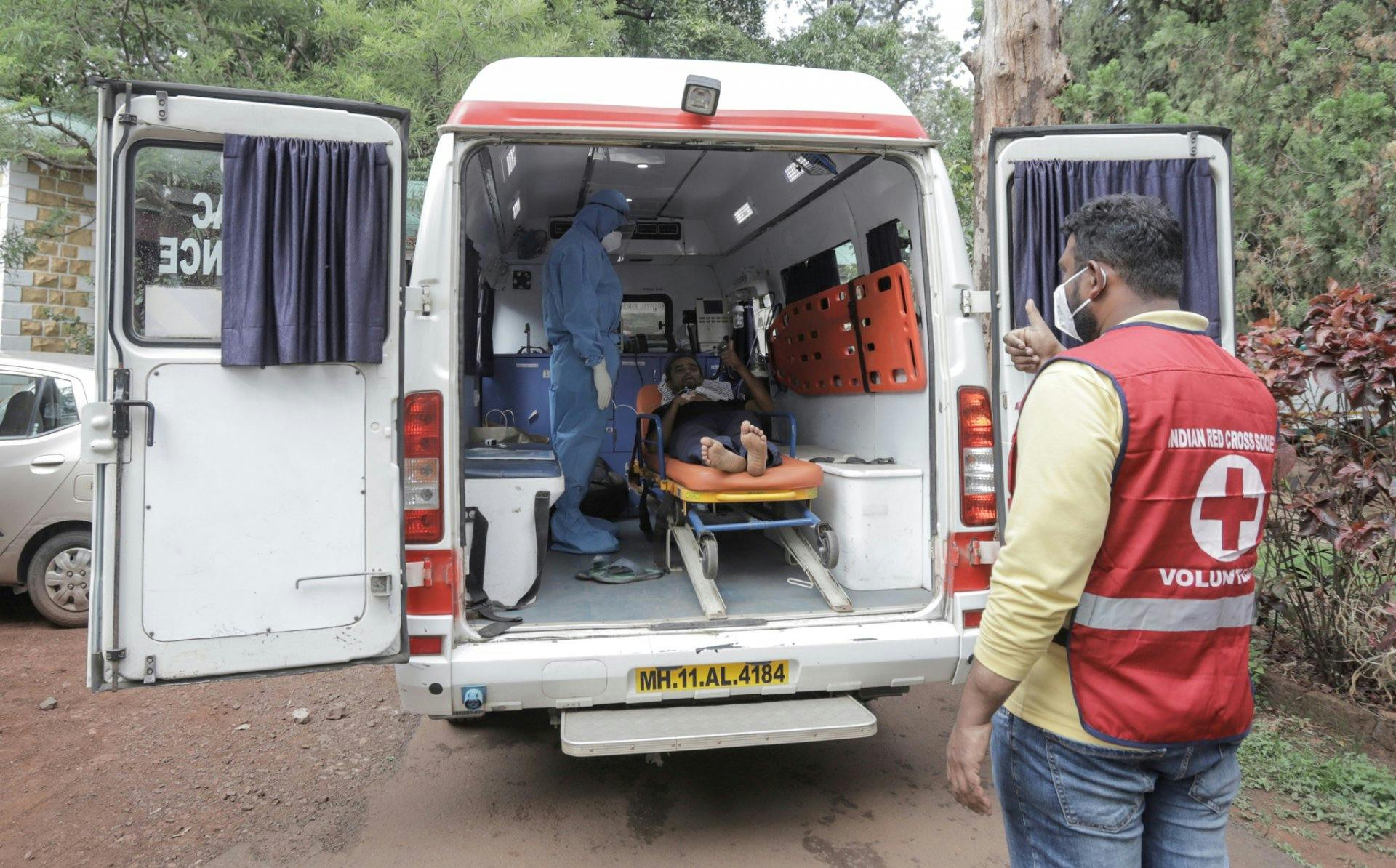 Das Indische Rote Kreuz hilft beim Transport der Erkrankten. Das indische Gesundheitssystem ist mit der Coronavirus-Welle überfordert.