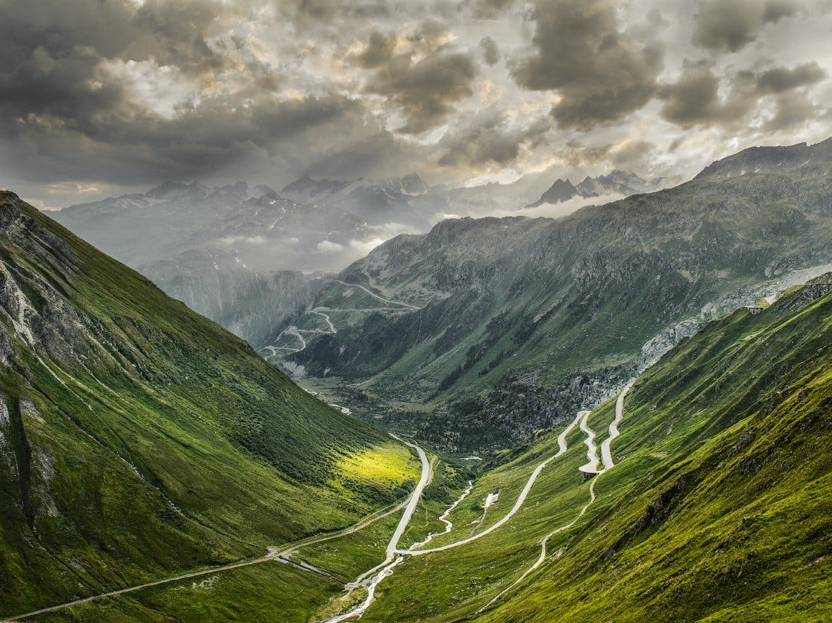 Le Col de Furka, dans le canton du Valais, culmine à 2271 m.