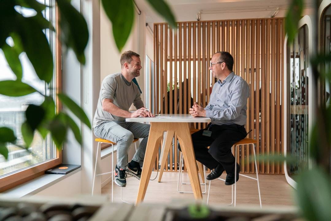 Thomas Vorburger, Head Operations Management du groupe Aduno, en conversation avec notre testeur, Alexander Kühn.