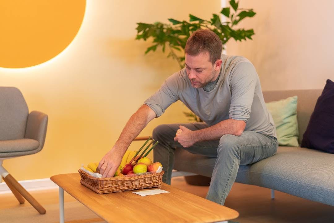 Des fruits frais et des boissons sont mises à disposition des collaboratrices et collaborateurs gratuitement.