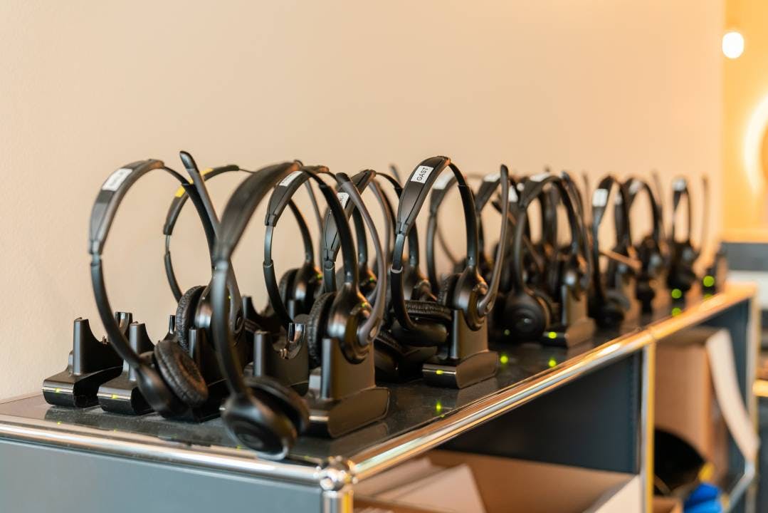 Les casques sans fil permettent de conseiller les clients en se déplaçant.