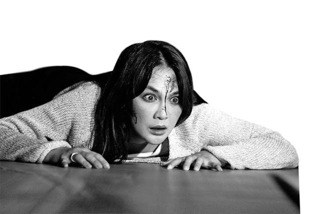 Ne te laisse pas duper par le titre: il ne s’agit ni d’Audrey Hepburn, ni de Julia Ormond, ni d’une sorcière ado. C’est plutôt une poupée qui se la joue Chucky, effrayante malgré elle.