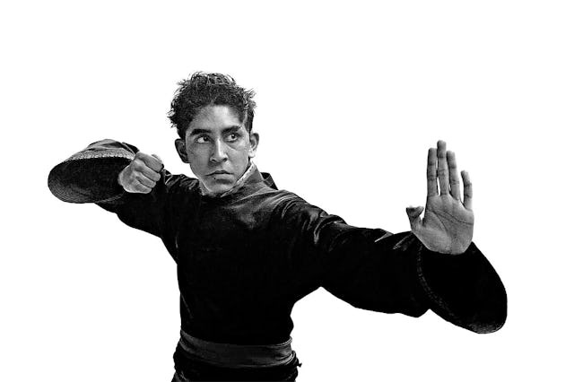 Dev Patel devait encore être sous le choc des huit Oscars qu’il a gagnés pour «Slumdog Millionaire» lorsqu’il a accepté ce rôle dans le flop fantastique de M. Night Shyamalan.