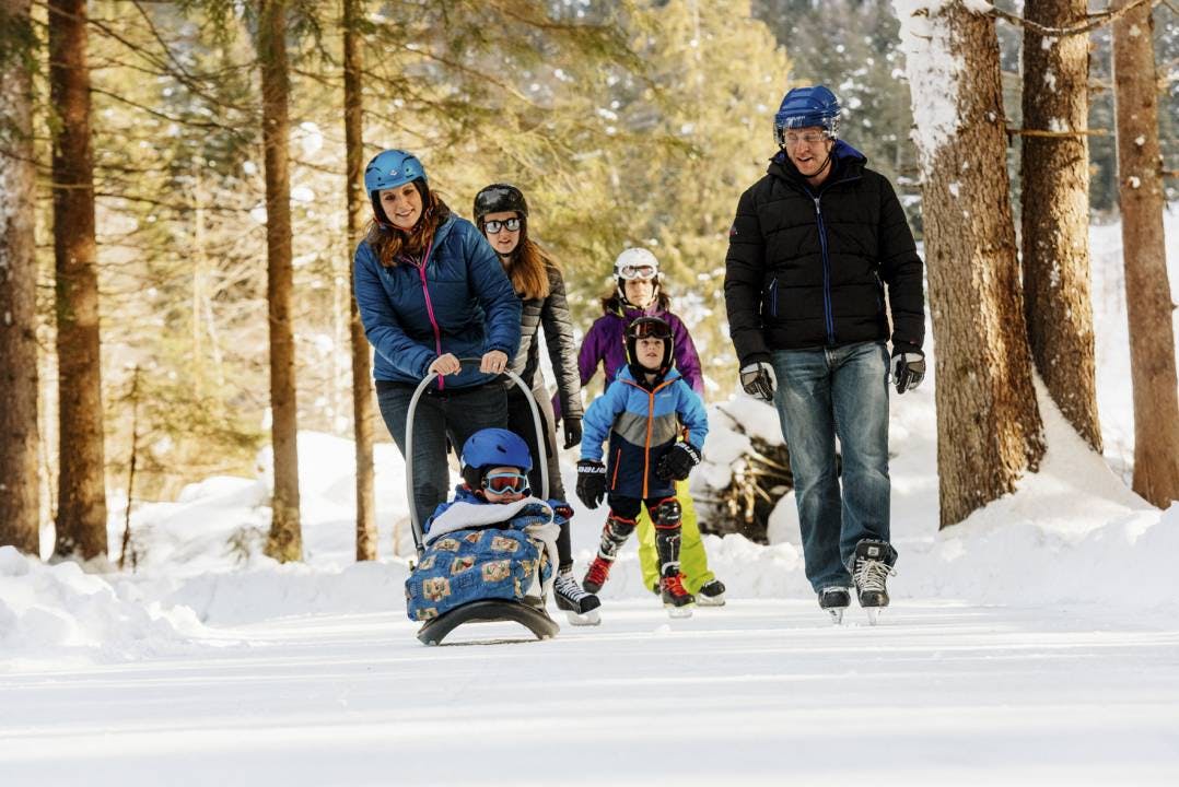 Eislaufen in den Wäldern des Albulatals.