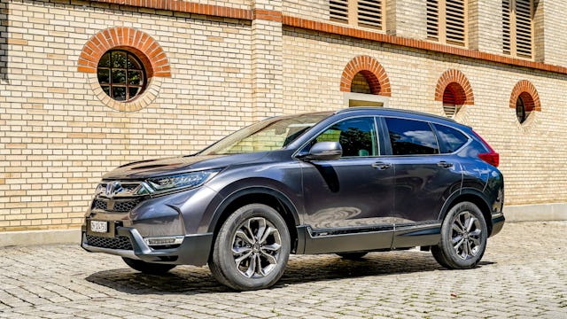 Der Honda CR-V bietet kompakte Masse und einen grossen Innenraum mit viel Platz für Passagiere.