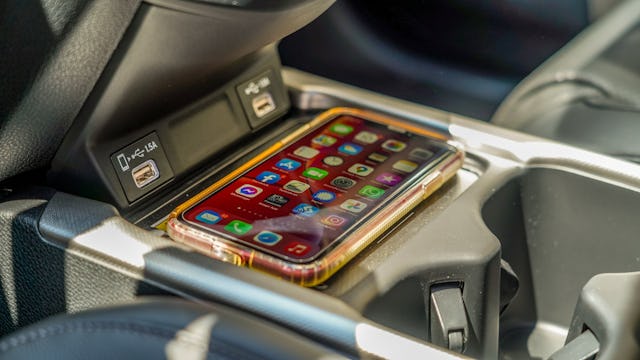 In der Executive-Version können Mobilgeräte kabellos geladen werden.