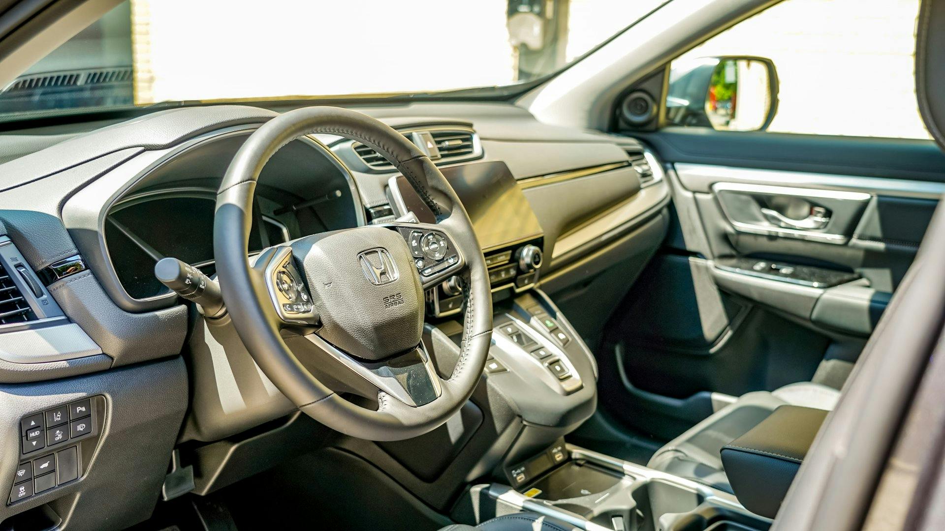 Das Armaturenbrett bietet die gewohnt hochwertige Qualität von Honda. Die vielen
Assistenzsysteme lassen sich mit Direkttasten im linken Bereich des C...