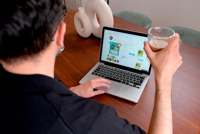 Un citadin trendy qui commande ses capsules au lait végétal