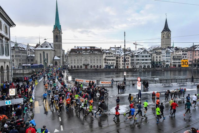 Der Zürcher Silvesterlauf lockt jährlich zigtausend laufbegeisterte Sportfans an.