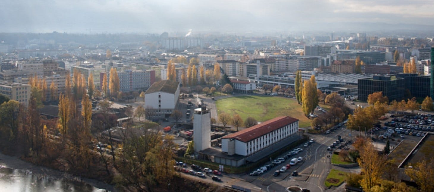 La caserne des Vernets, avant les travaux de démolition, qui ont commencé.