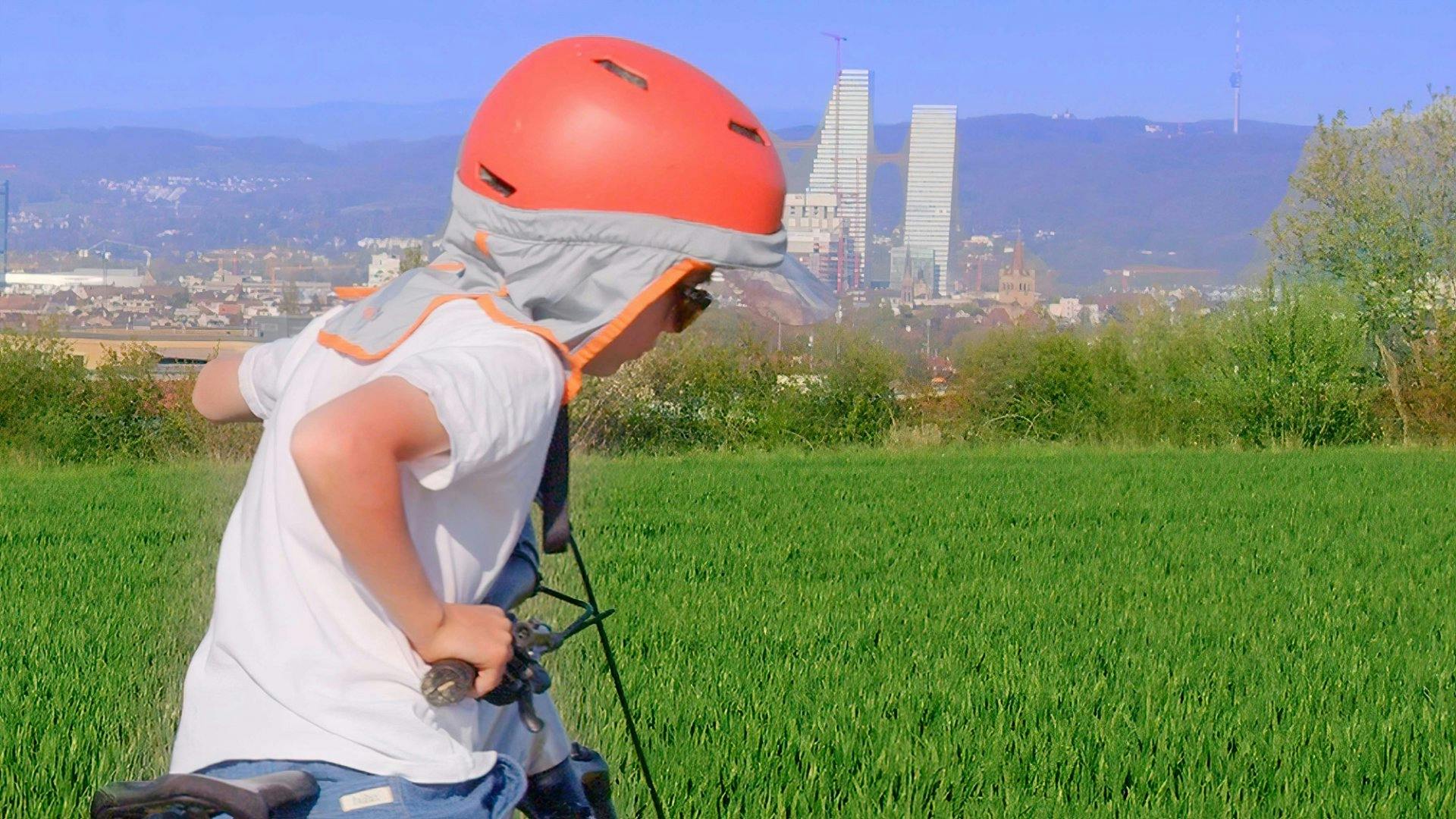 Das Produkt passt auf fast alle handelsüblichen Schutzhelme – sowohl für Kinder als auch Erwachsene.
