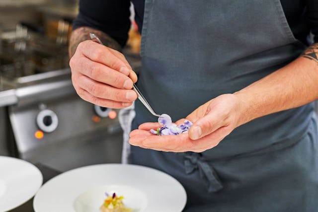 Über 30 fantastische Köchinnen und Köche zaubern an 43 Abenden an Bord von Excellence einzigartige Menüs. Über 30 fantastische Köchinnen und Köche zaubern an 43 Abenden an Bord von Excellence einzigartige Menüs.