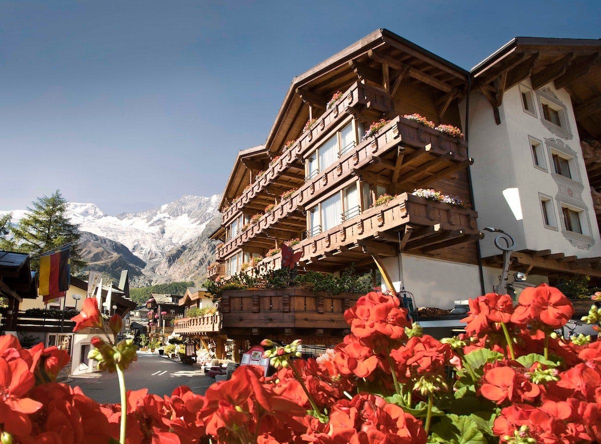Du gewinnst zwei Übernachtungen für zwei Personen im wunderschönen 5-Sterne-Hotel Walliserhof in Saas Fee inklusive Frühstück und Halbpension.