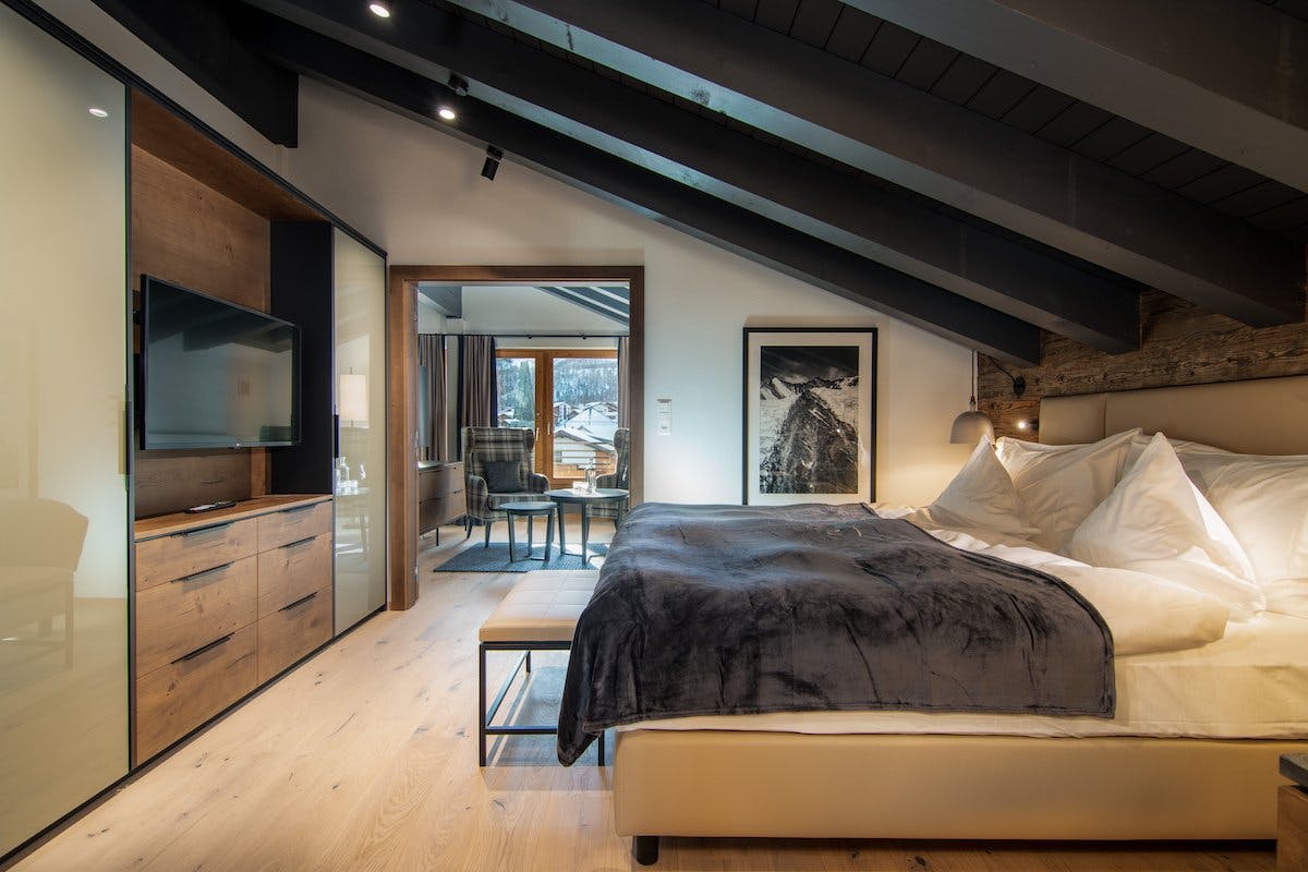 Und dabei schläfst du und deine Begleitung in der bekannten «George Michael»-Suite.