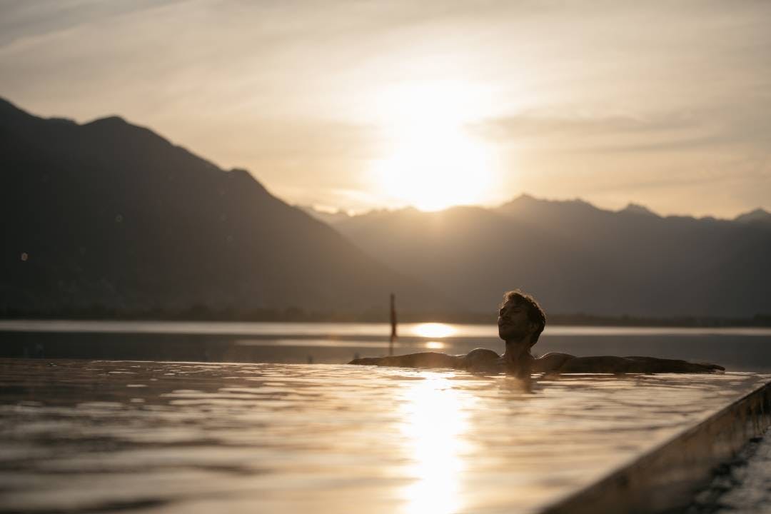 Wer sich den Sonnenuntergang erholt vom Pool aus ansehen will, ist im Termali Salini & Spa in Locarno genau richtig.