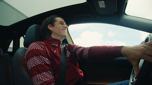 Yann s'amuse manifestement et se réjouit d'un voyage à Bâle et d'une visite au restaurant Pinar. Yann s'amuse manifestement et se réjouit d'un voyage à Bâle et d'une visite au restaurant Pinar.