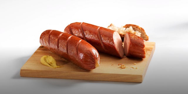 Die «Nationalwurst», die Cervelat-Alternative mit Null Fleisch kann warm und kalt genossen werden. Natürlich, und rauchig wie das Original.
