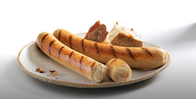 Die plant-based Bratwurst ist reich an Ballaststoffen und Vitamin B12 und verzichtet auf Gentechnik, Zuckerzusatz, Palmöl und Geschmacksverstärker.