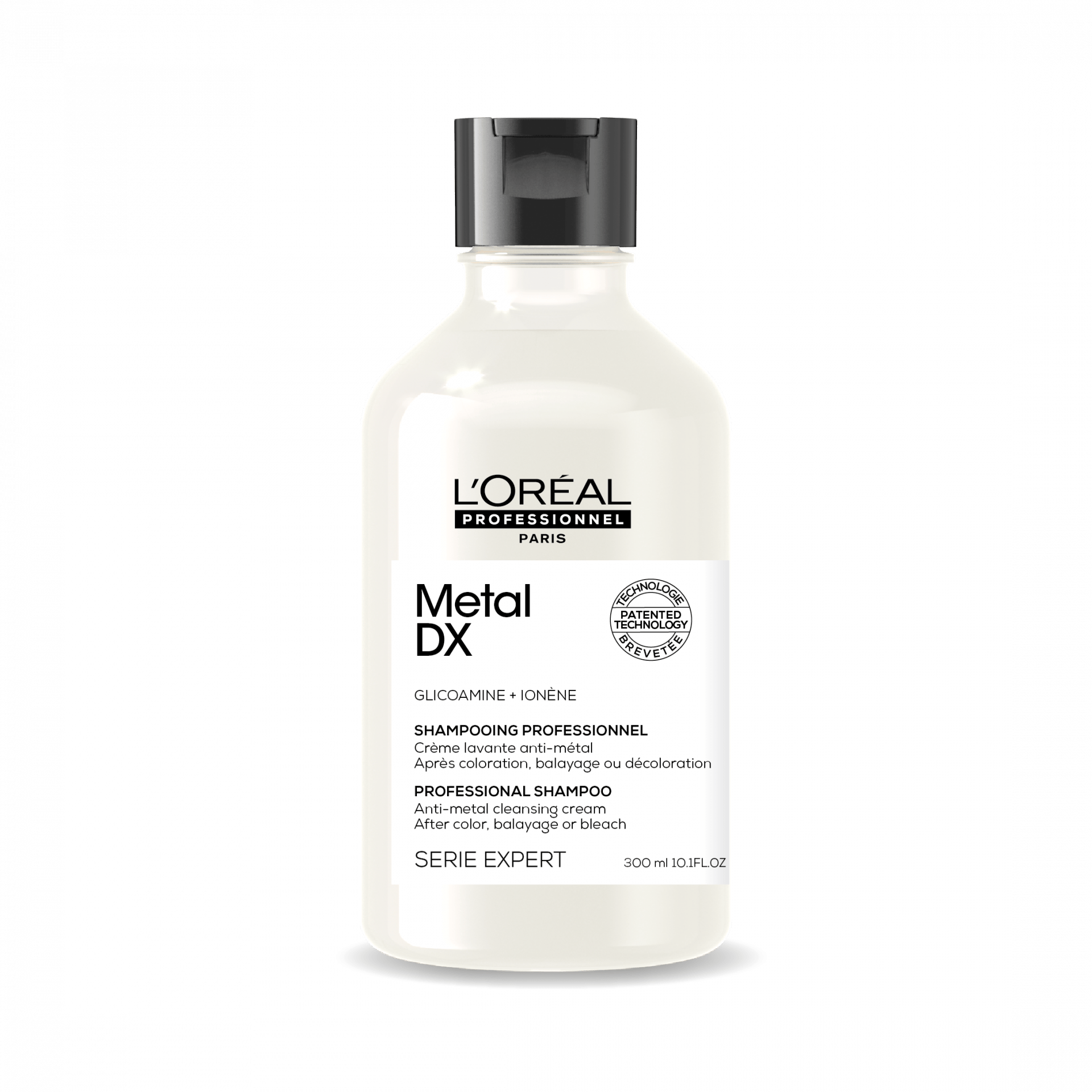 Étape 2 : La crème lavante anti-métal (shampooing) détoxifie le cheveu après le service technique.