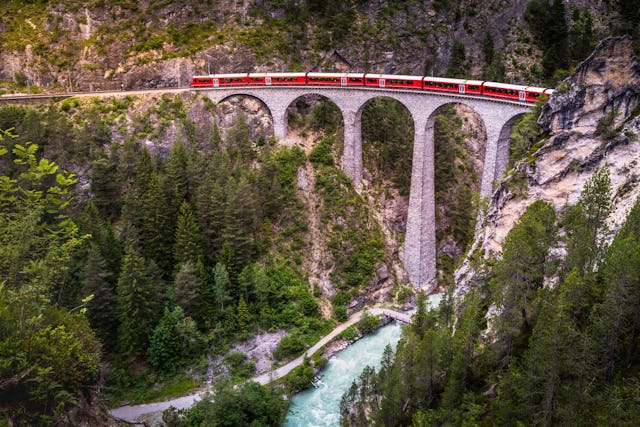 Von St. Moritz geht es mit der Rhätischen Bahn nach Thusis.