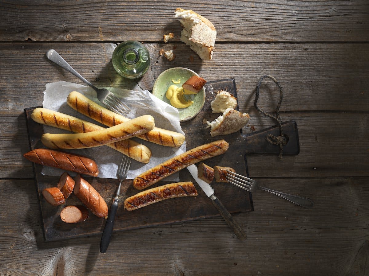 Das Geheimnis hinter den plant-based Würsten basiert auf Erbsen, Rapsöl und viel Schweizer Know-How.