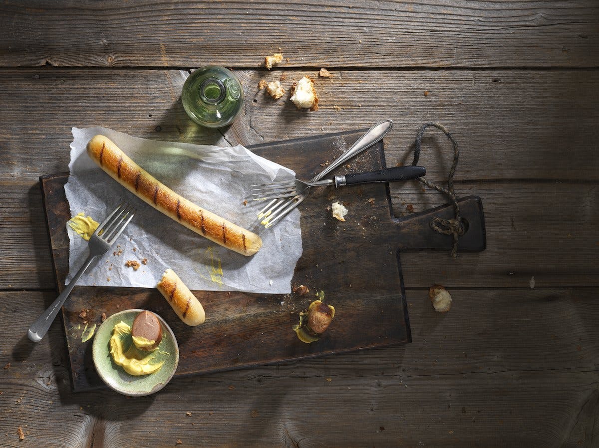 Innovationsgeist trifft auf Tradition: Wie der Cervelat wird auch die plant-based Nationalwurst über Buchenholz geräuchert und erhält so ihren typisch...