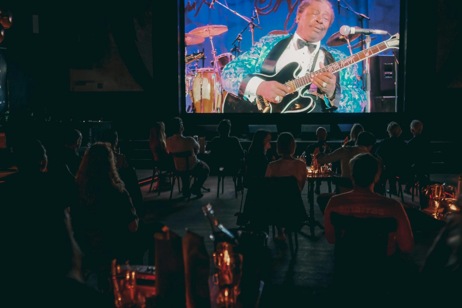 Sitzend wie im Jazz-Club taucht das Publikum in eine musikalischen Zeitreise ein. (Juni 2020 Plaza Club)