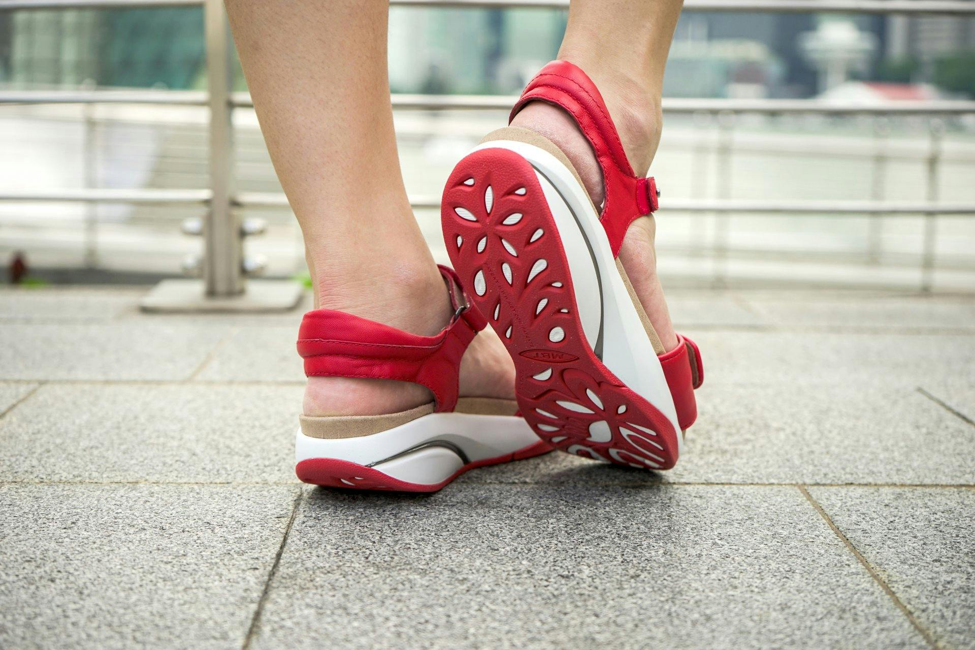 Damensandale Malia für schmerzfreies Gehen und Stehen. In rot oder klassisch in weiss und schwarz erhältlich.