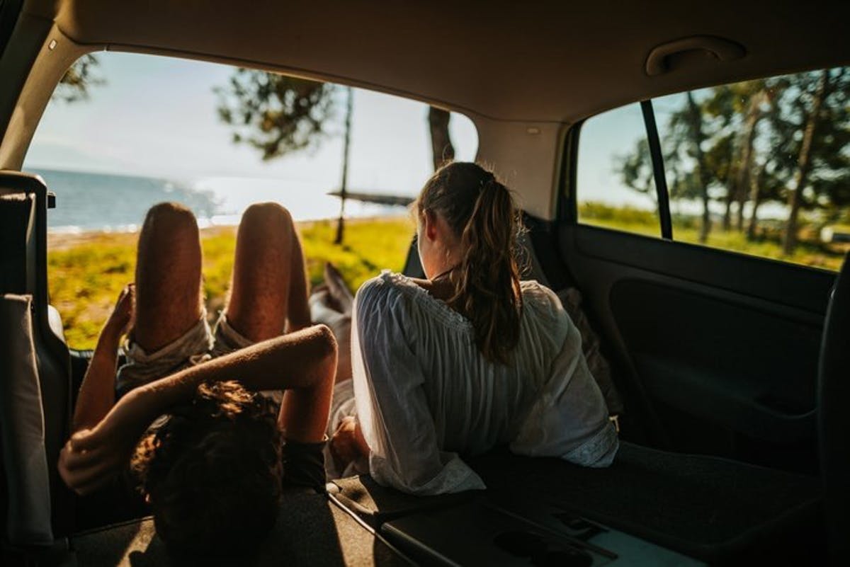 Mit dem Auto gelangst du im Nu an die schönsten Plätze.