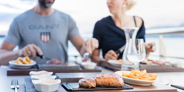 Lassen Sie sich das selber gebrutzelte Fleisch auf dem Heissen-Stein-Schiff schmecken.