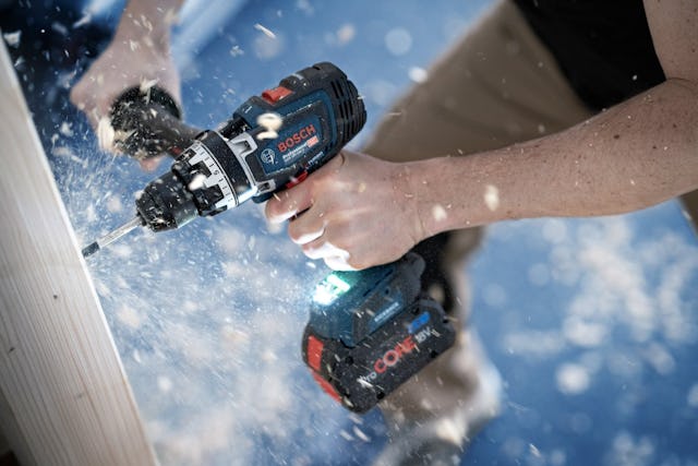 Der Bosch Akku-Schrauber GSR 18V-150 C im Einsatz.