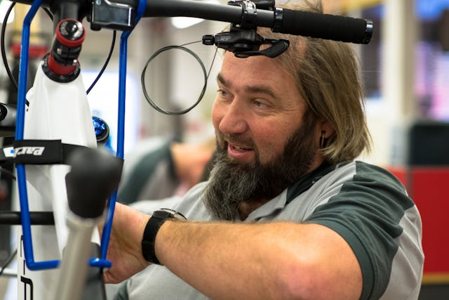 Sich als kleine KMU mit den Grossen im E-Bike-Markt zu messen, ist ganz schön mutig. Mit der Mischung aus persönlichem Kundenkontakt, Schweizer Handarbeit, schlanker Produktpalette und viel Service ist e-FRAMER aber sehr gut aufgestellt.