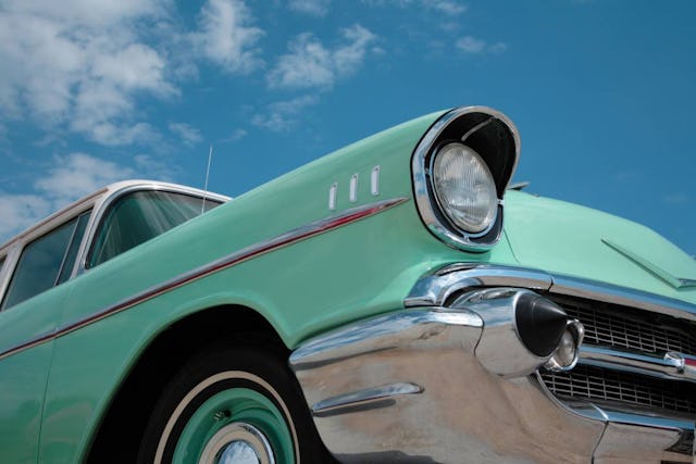 Warum nicht ein Oldtimer? So lange Sie ihn nicht zu Schrott fahren, können Sie den Wagen bei Bedarf zu einem Liebhaberpreis veräussern. Warum nicht ein Oldtimer? So lange Sie ihn nicht zu Schrott fahren, können Sie den Wagen bei Bedarf zu einem Liebhaberpreis veräussern.