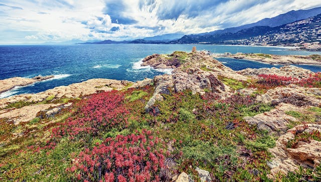 Das Hafenstädtchen L’Île-Rousse verdankt seinen Namen der vorgelagerten 
Île de la Pietra, deren Porphyrfelsen im Sonnenlicht rot leuchten. Das Hafenstädtchen L’Île-Rousse verdankt seinen Namen der vorgelagerten 
Île de la Pietra, deren Porphyrfelsen im Sonnenlicht rot leuchten.
