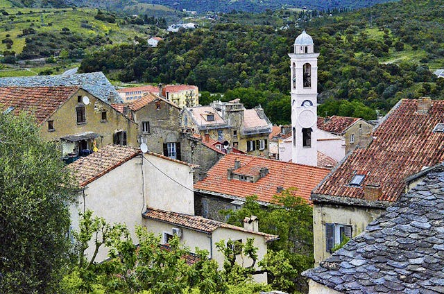 Die ehemalige Hauptstadt Corte eignet sich gut als Ausgangspunkt für Wanderungen. Die ehemalige Hauptstadt Corte eignet sich gut als Ausgangspunkt für Wanderungen.