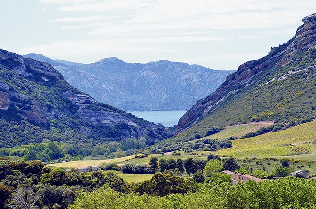 Die Lage der Stadt ist dabei speziell. Alle anderen wichtigen Städte schmiegen sich ans Meer. Doch auch in Corte ist das Wasser nicht fern, so liegt die Stadt am Zusammenfluss dreier Flüsse. Die Lage der Stadt ist dabei speziell. Alle anderen wichtigen Städte schmiegen sich ans Meer. Doch auch in Corte ist das Wasser nicht fern, so liegt die Stadt am Zusammenfluss dreier Flüsse.