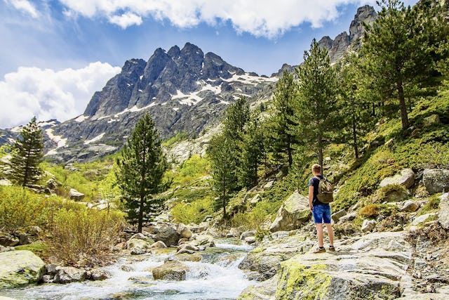 Blick auf das 
gewaltige Felsmassiv des Monte Rotondo, den zweithöchsten Gipfel Korsikas. Blick auf das 
gewaltige Felsmassiv des Monte Rotondo, den zweithöchsten Gipfel Korsikas.