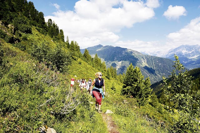 Unterwegs auf dem Kulinarischen Jakobsweg durch das Tiroler Paznaun: Die Wanderwege führen durch eine malerische Berglandschaft und am Ende jeder Etappe wartet eine andere Alphütte mit einem feinen Menü. Unterwegs auf dem Kulinarischen Jakobsweg durch das Tiroler Paznaun: Die Wanderwege führen durch eine malerische Berglandschaft und am Ende jeder Etappe wartet eine andere Alphütte mit einem feinen Menü.