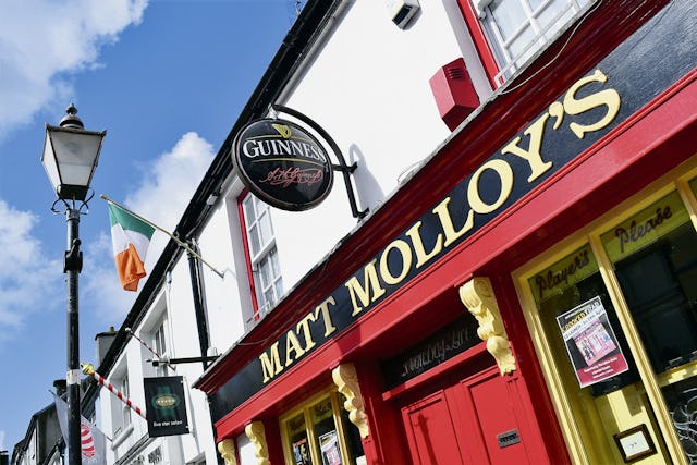 Wer durch Irland reist, sollte einen Stopp in einem der zahlreichen Pubs einplanen, um einer der vielen Geschichten zu lauschen, die dort meist auf Irisch erzählt werden.