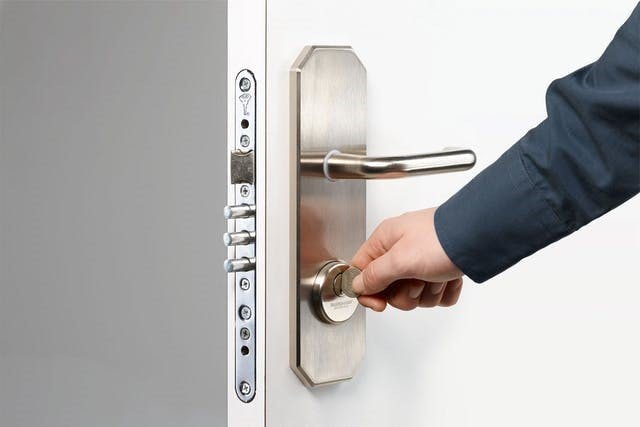 Türsicherungen im Neubau wie auch für Nachrüstungen bestehender Türen.