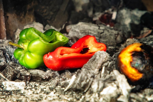 Keine Lust auf lästiges Schnippeln und Schneiden? Leg dein Gemüse einfach in die Glut!