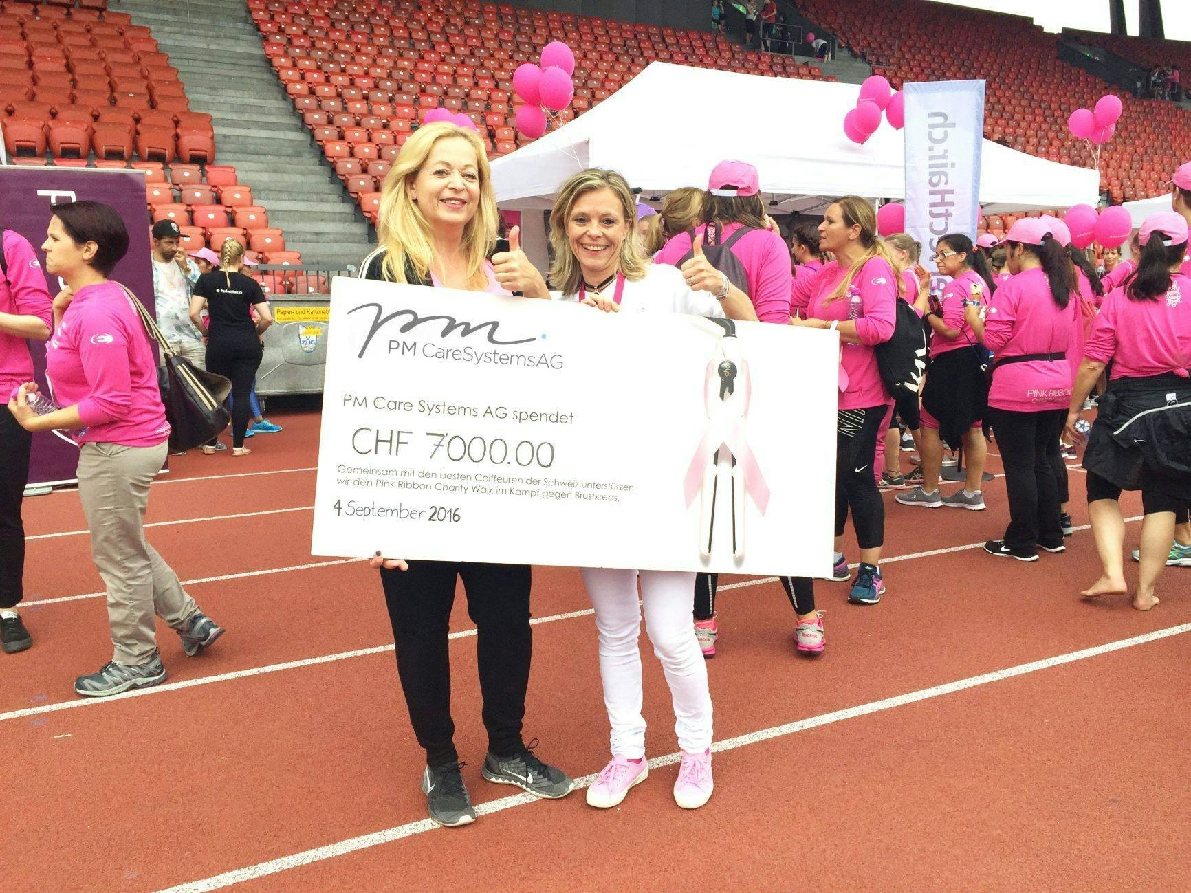 Unternehmerin Doris Merz übergibt Nicole Zindel, Gründerin Pink Ribbon Schweiz, eine Spende im Jahr 2016.
