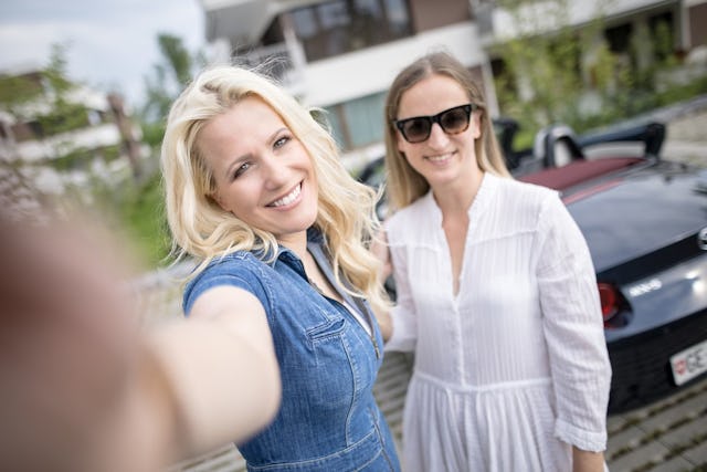 Jamais sans ma MX-5: l'influenceuse et femme d'affaires Kristin Atzeni (à gauche) sur la route vers son expérience «Mille Etoiles» .