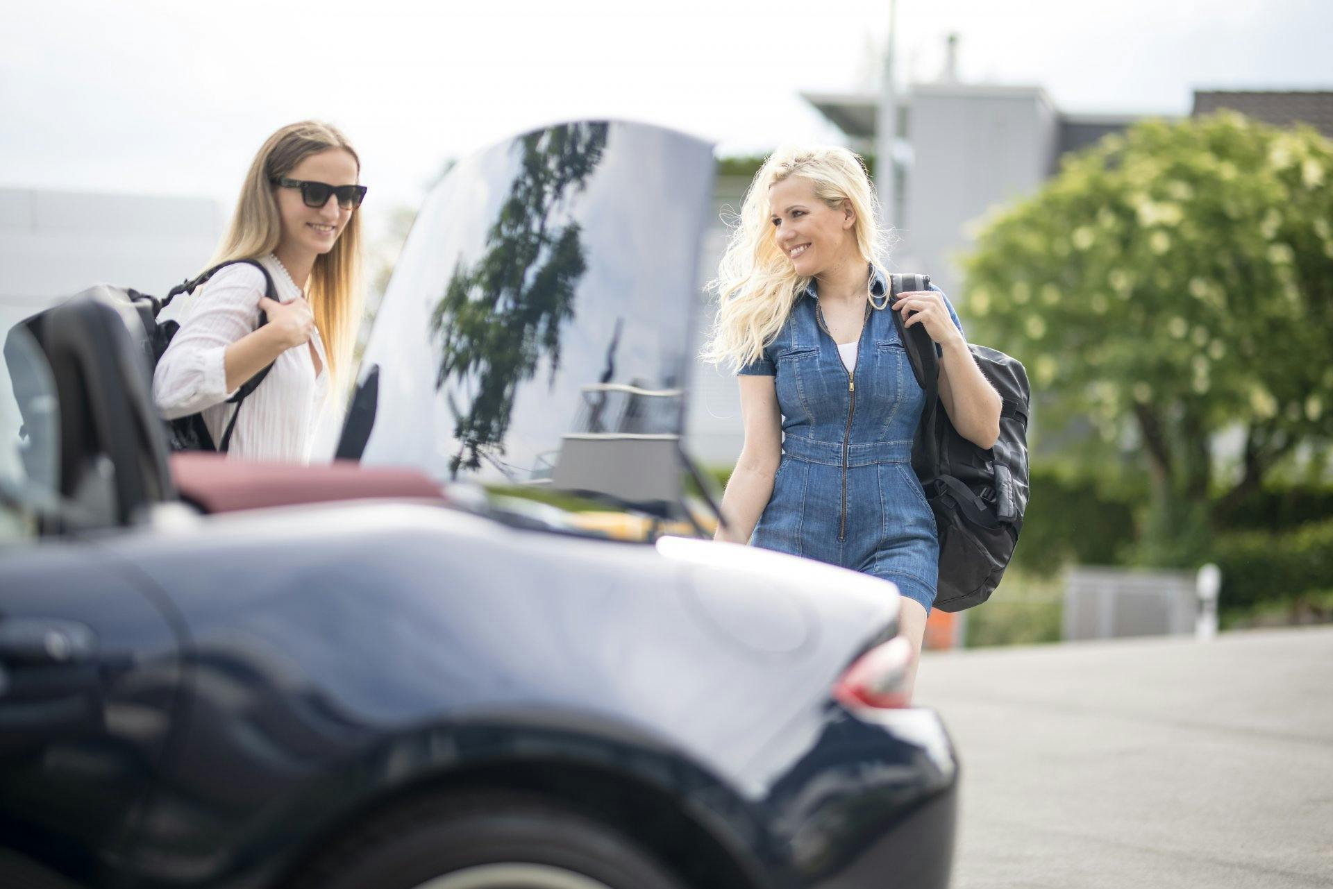 Kristin macht sich zusammen mit Schwägerin und Reisebloggerin Mirjam Atzeni (l.) auf zum Roadtrip von Siebnen SZ nach Castasegna GR.