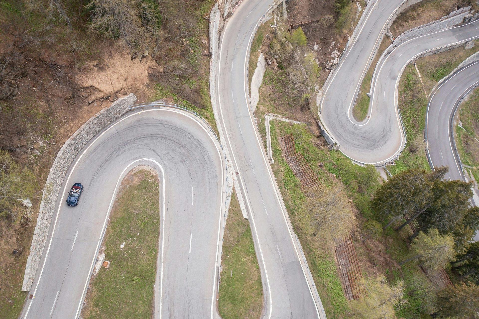 In engen Kurven profitiert die Fahrerin von der Wendigkeit ihres Roadsters.
