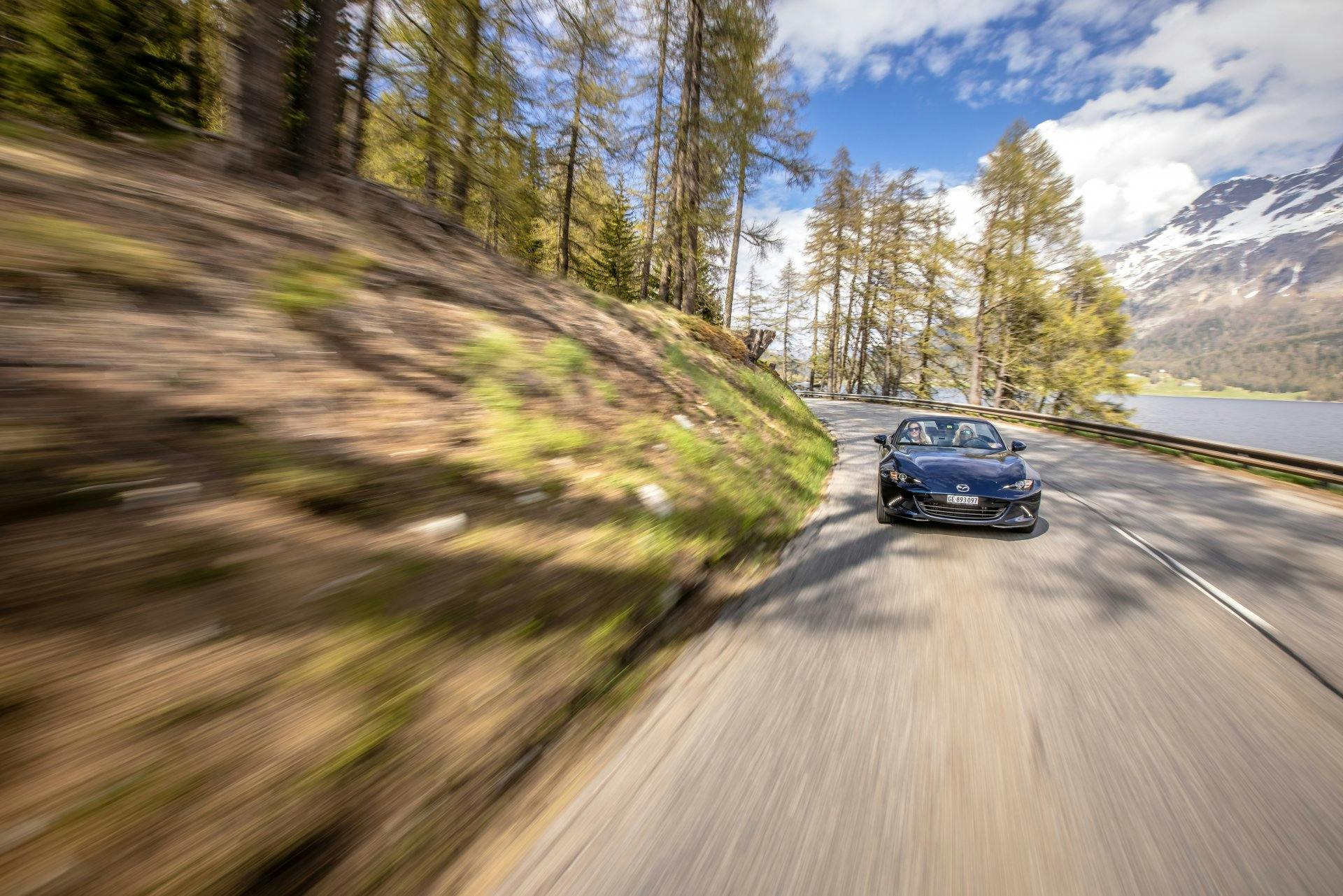 Sportliches Fahren auf dem Weg zum Malojapass – mit dem