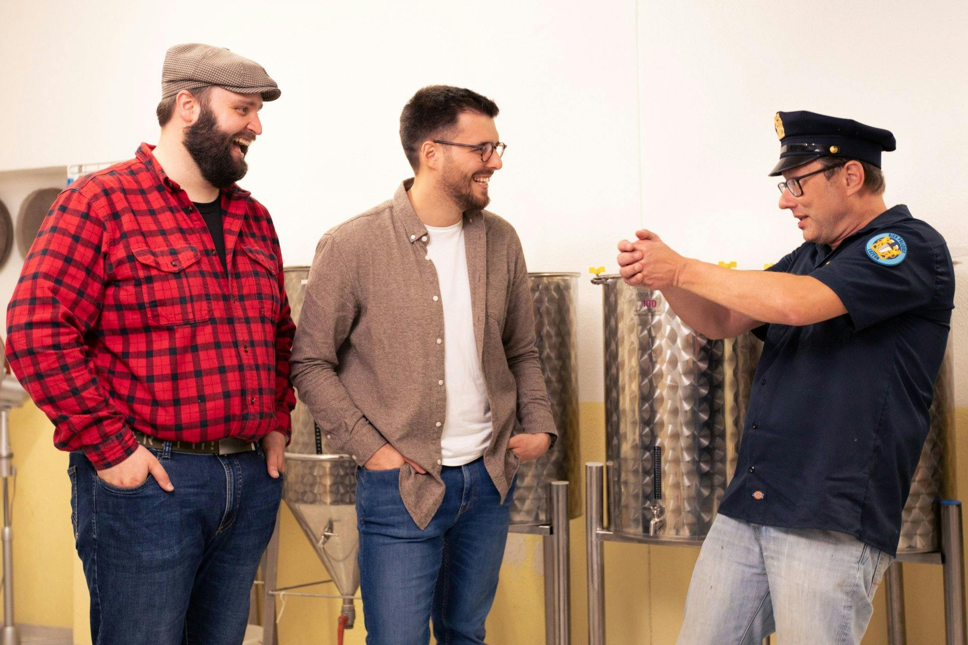 Dabei kam sofort gute Stimmung auf. Die drei Luzerner haben die gleiche Leidenschaft: Bierbrauen und Biertrinken.